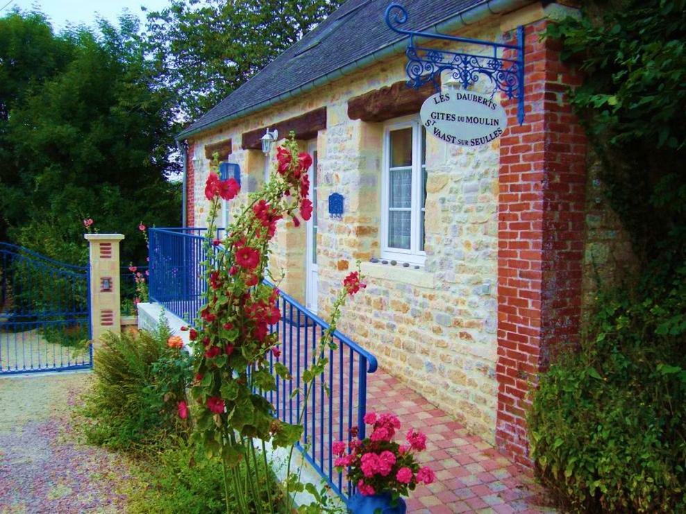 Gite Le Moulin Saint-Vaast-sur-Seulles Exterior photo